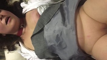 Мускулистый парень повидал, как девчушка в ванной мастурбирует пилотку и принялся ее шантажировать